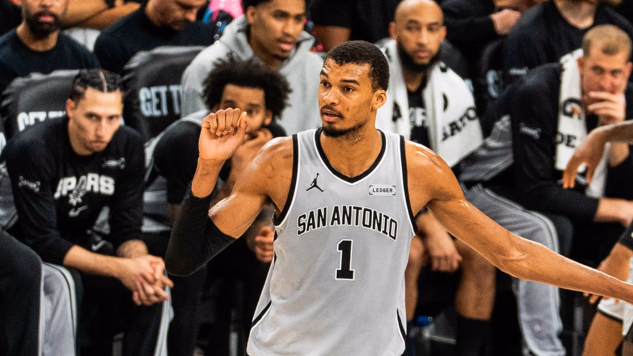 ¡En el último segundo, Victor Wembanyama atraca a los Suns y manda a los Spurs a los playoffs!
