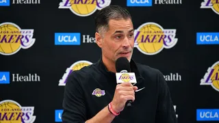 Rob Pelinka seguirá construyendo a Lakers hasta 2026