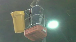 El ingenio ante todo: en Argentina cuelgan un balde del techo para evitar que las goteras suspendan un partido