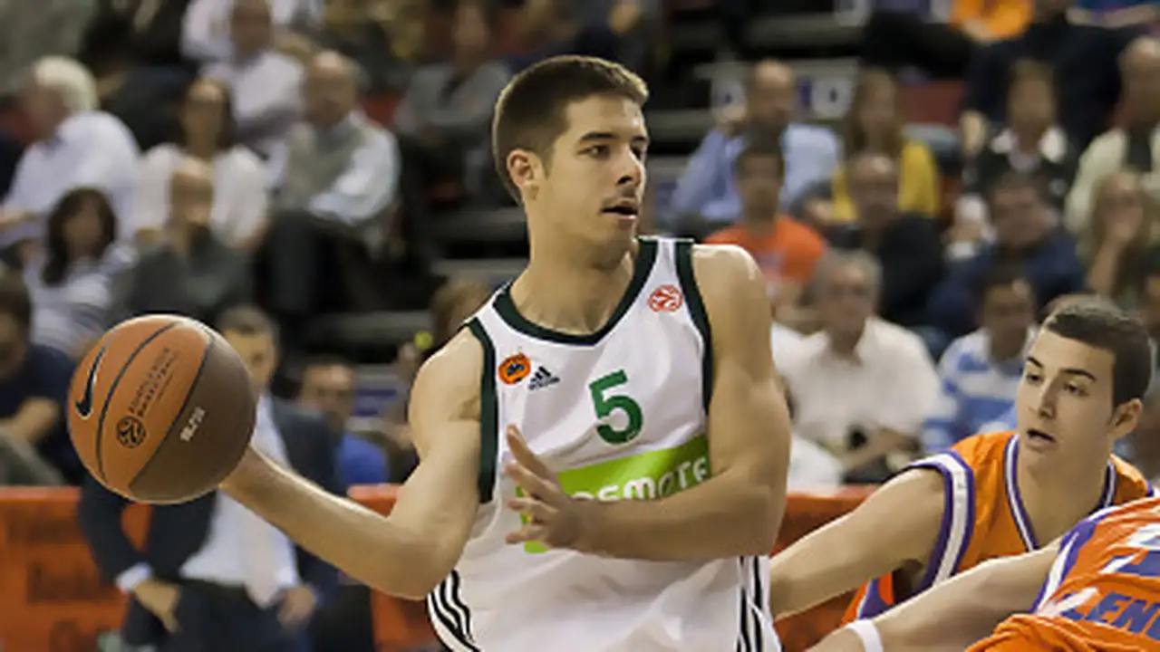 Los jugadores que vienen (X): Milenko Tepic (Cajasol), Joey Dorsey (Caja Laboral), Luis Flores (Asefa Estu) y Kieron Achara (Manresa)