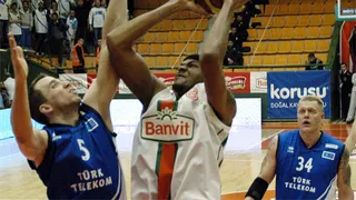 Fenerbahce sufre ante Karsiyaka. Besiktas, en crisis. Penney vs Tucker. Chuck Davis, MVP.