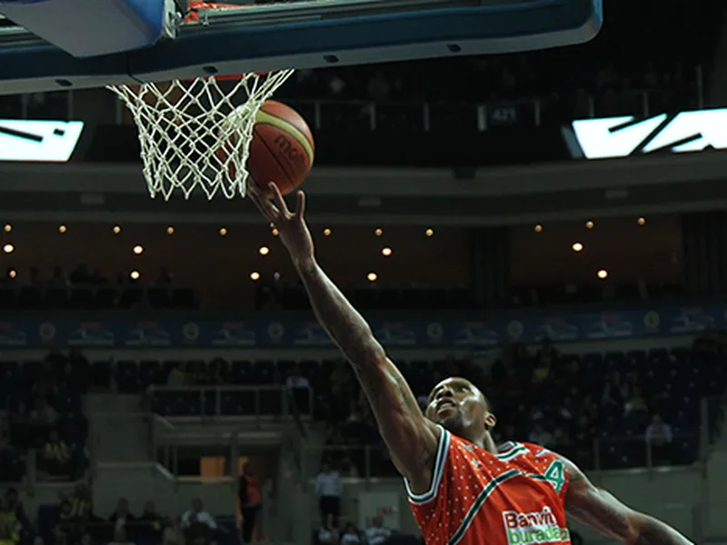 El alumno aventajado Itoudis puede de nuevo con el maestro Obradovic. Rowland decide