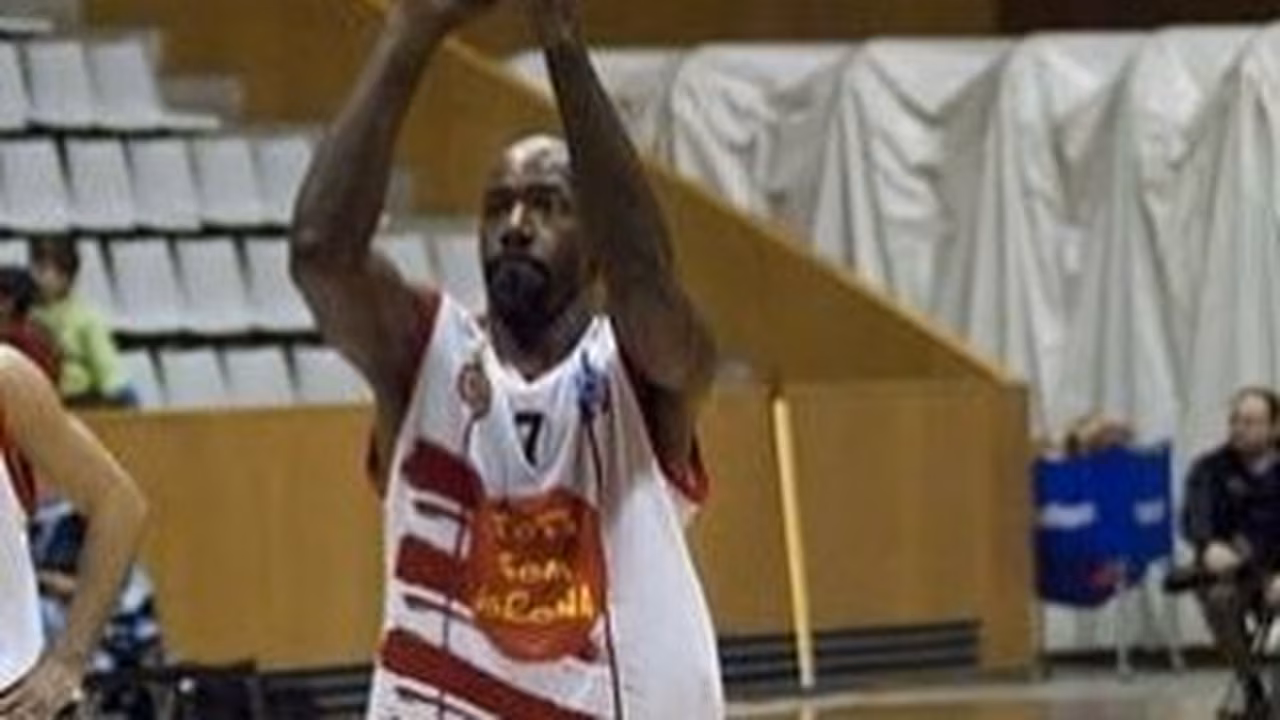 Middleton agranda su leyenda y ficha por el Lucentum a sus ¡46 años!