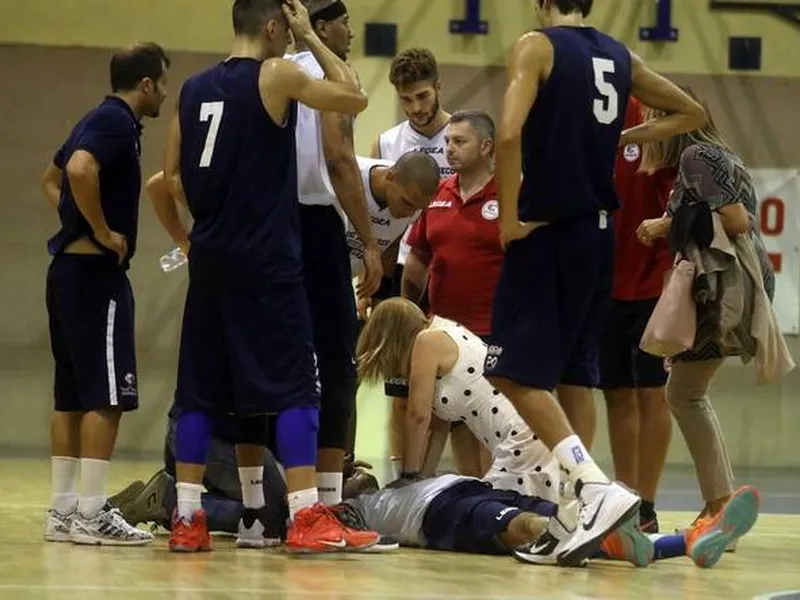 Italia: una espectadora salva la vida de un jugador que había sufrido un infarto