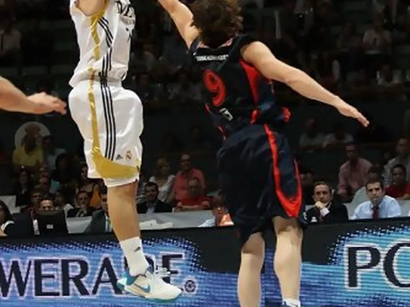 Real Madrid salva su primer <i>match ball</i> ante Caja Laboral Baskonia