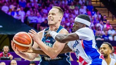 La estrella de Francia hace un partido casi perfecto y lo empaña con la jugada más polémica