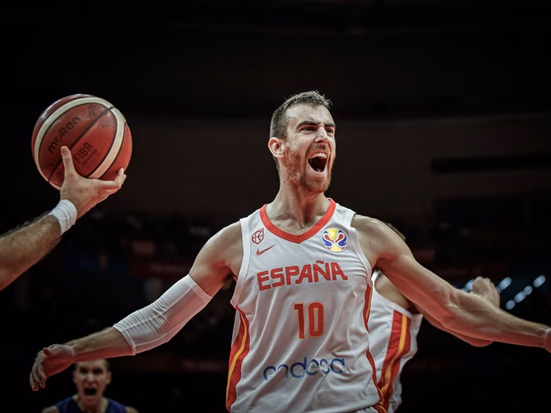 Una defensa sublime devuelve la ilusión a España ante Serbia (81-69)