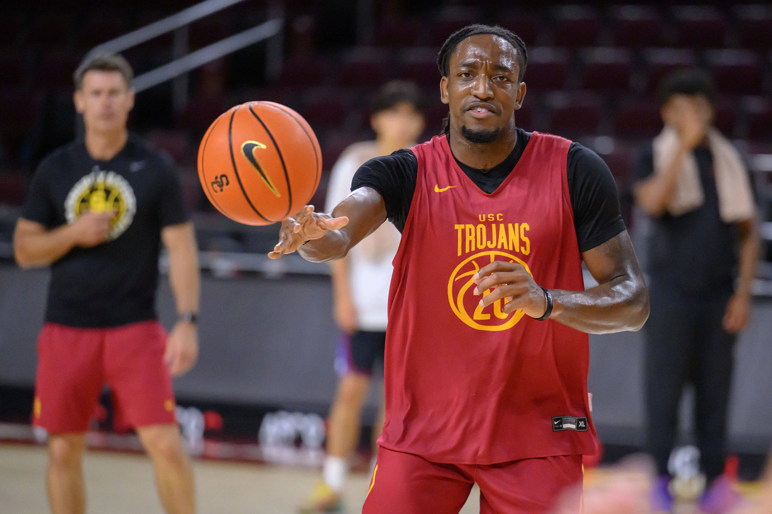 Realidad de contratos NIL fuga de talentos a NCAA