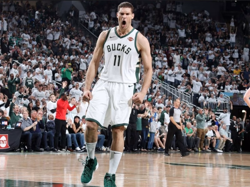 “SuperLópez” da el primer punto de las Finales del Este a los Bucks (100-108)
