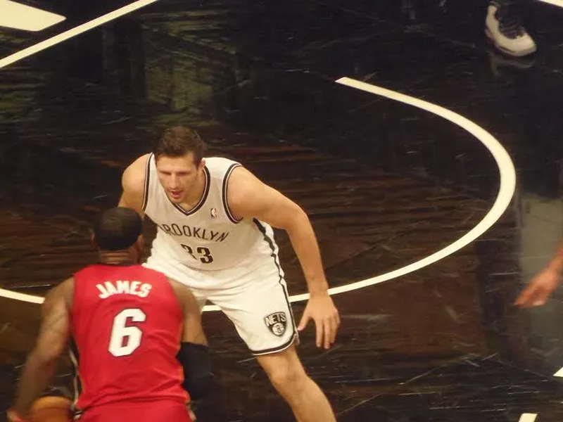 Golpe en el pecho de LeBron (49 puntos); bocanada de aire para los Blazers
