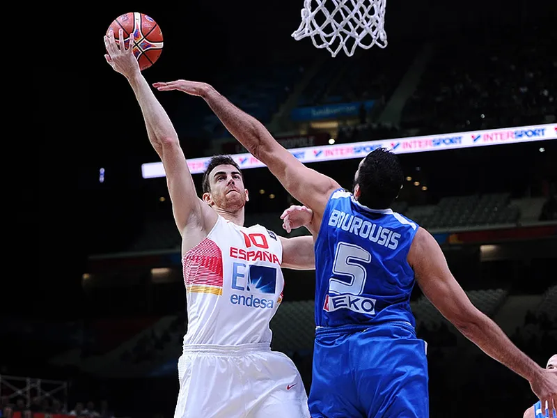Víctor Claver desactiva el “Efecto Antetokounmpo” y España se mete en semis
