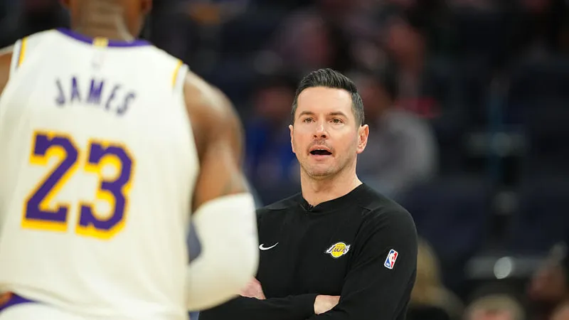 Los Ángeles Lakers están interesados en un pivot campeón especialista en triples