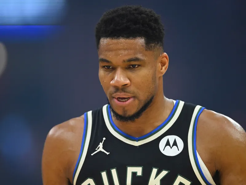 “O RENUEVA O SE VA”: El ultimátum letal que ha sentenciado el futuro de Antetokounmpo