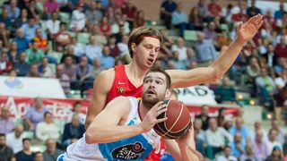 David Navarro da la victoria al Monbus Obradoiro con un matazo
