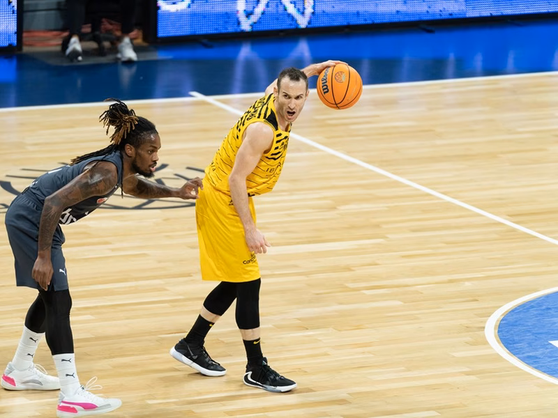 Marcelinho Huertas dirige a Iberostar Tenerife a la victoria ante Brose Bamberg