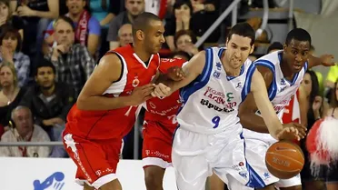 El Lagun Aro GBC vence en Manresa y se coloca cuarto en solitario (74-79)