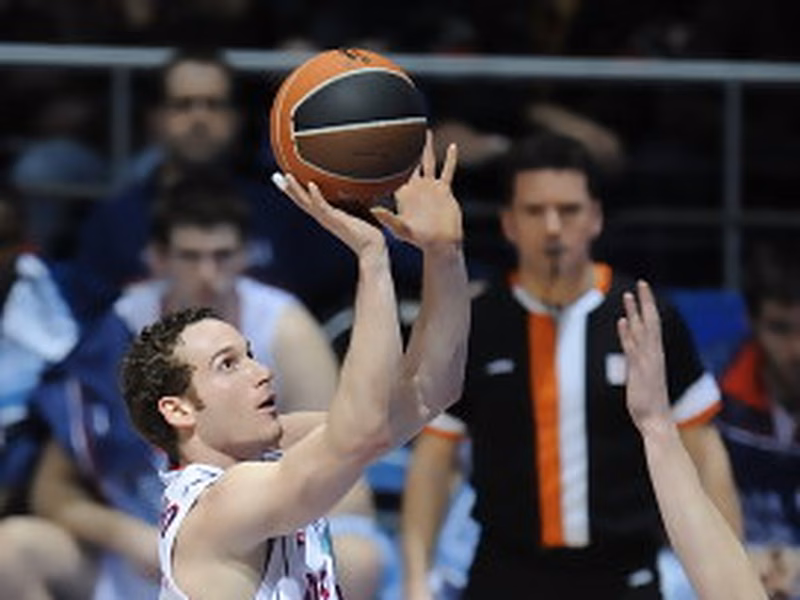 El Caja Laboral encuentra tiros letales para acabar con un valiente CB Granada (78-63)