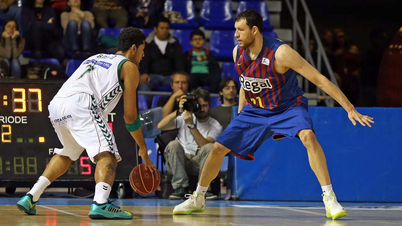 Olympiacos, a por Mavrokefalidis; Joseph Jones, a Puerto Rico. Partizan, SOS