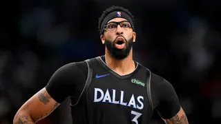 Dallas se queda a oscuras: La enésima lesión de Anthony Davis y el colapso que nadie vio venir