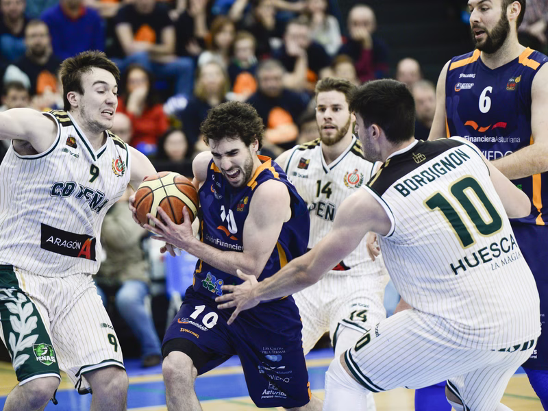 Peñas asalta de nuevo Pumarín y deja KO a Oviedo. Breogán iguala la serie gallega