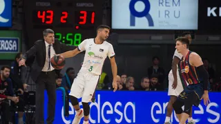 Josh Adams y su Unicaja conquistan el Buesa tras una remontada épica (77-78)