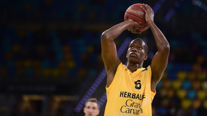 Mouhamed Barro al Oviedo. Cáceres firma a Ziggy Riauka