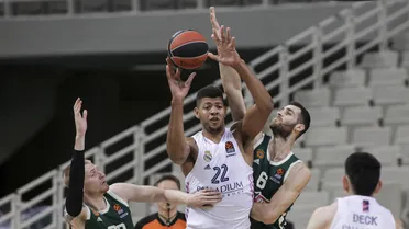 La asociación Abalde-Tavares puede con el Panathinaikos y las prórrogas (93-97)