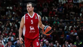 Se relaciona a Kevin Pangos con este club Euroliga