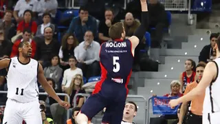 Caja Laboral consigue su séptima victoria consecutiva en un derby trepidante (81-80)