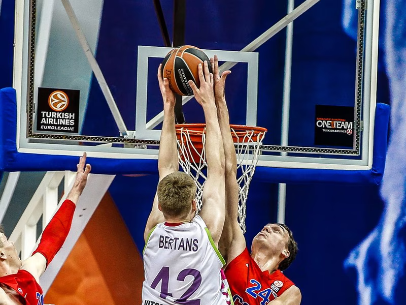 Carácter Baskonia: asustan a un CSKA excesivamente relajado pero superior (99-90)