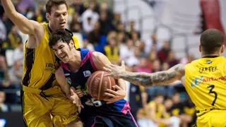 Darío Brizuela explota en Tenerife y Estudiantes suma la primera (73-75)