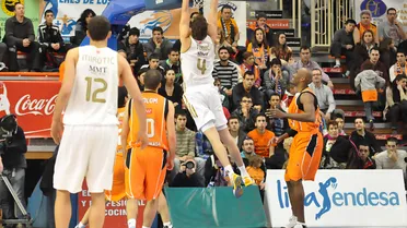 El Real Madrid asalta Fuenlabrada y mantiene el liderato (57-79)