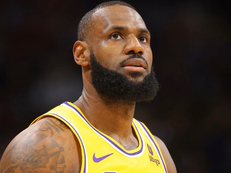 ¡Abran paso al rey! Nadie jamás jugó más minutos en la NBA que LeBron James