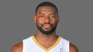 Tyreke Evans decide en el duelo Lillard-Holiday; cumpleaños feliz para LeBron