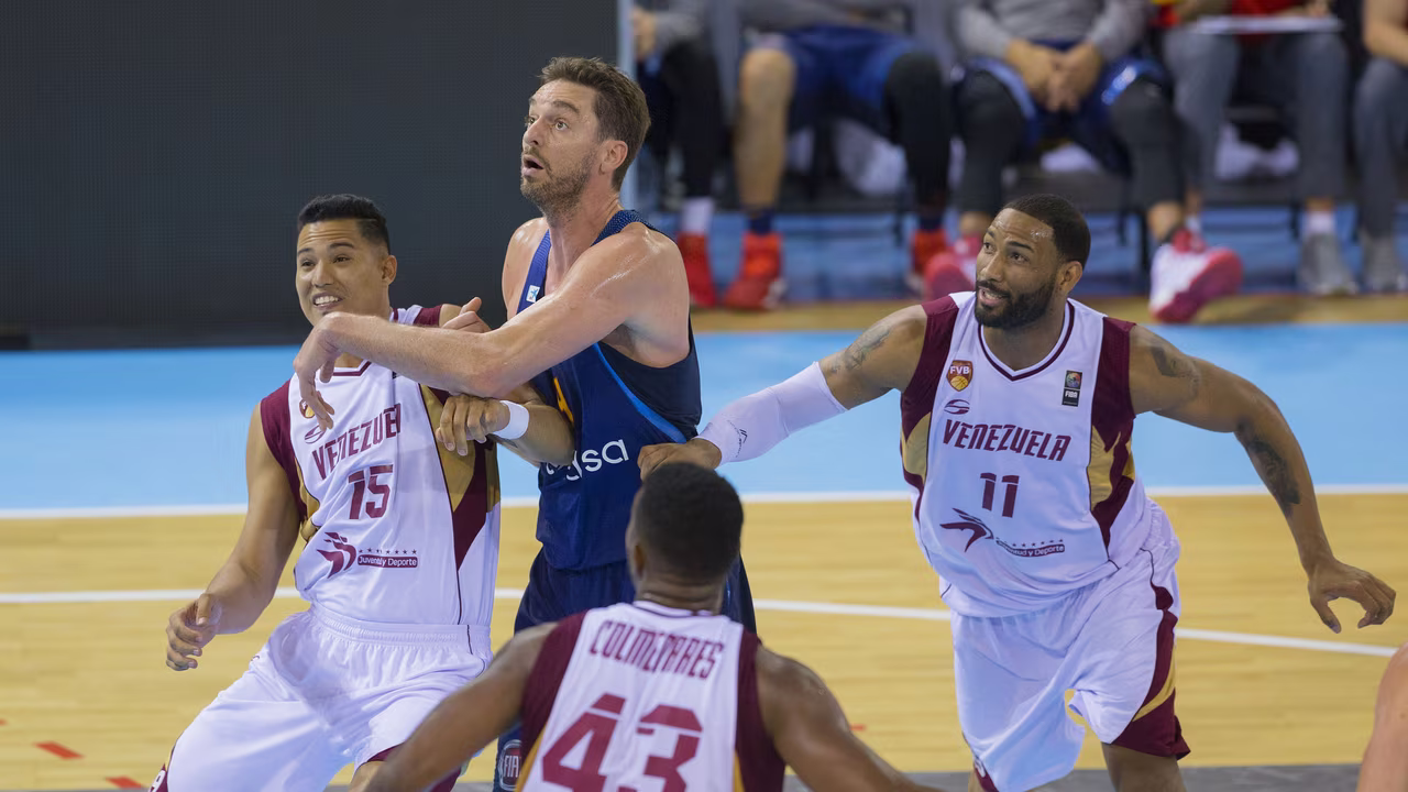 España mejora sus prestaciones y supera con claridad a Venezuela (91-55)