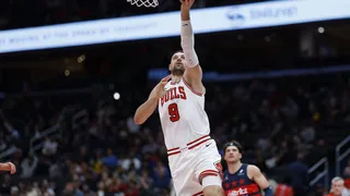 Los Lakers no se rinden: buscan a un pivot que promedia 20 puntos y un 43% de triples