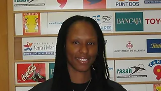 Chamique Holdsclaw no se irá del Ros Casares