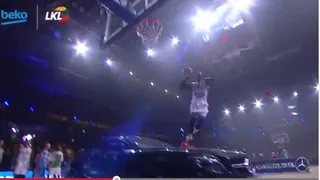 Travis Leslie vuela sobre un Mercedes para ganar el concurso de mates lituano