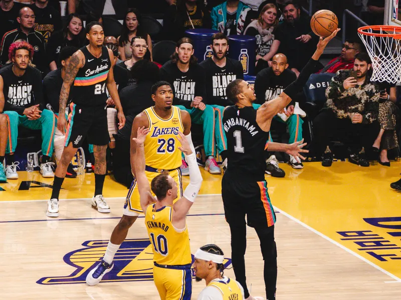 Con un Wembanyama estratosférico, los Spurs demolieron a los Lakers