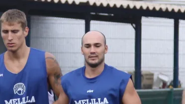 Continúa el mal fario para Juanmi Morales: el exterior de Melilla se lesiona y estará fuera entre 4 y 8 semanas