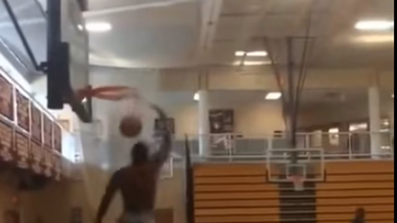 ¿Triple y “Molino de viento” en la misma acción? Donovan Mitchell lo hace posible