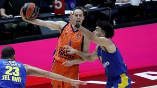 Valencia recurre a la épica, remonta a Maccabi y firma el sexto triunfo (82-80)