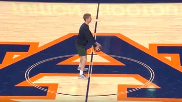 Un estudiante de Auburn gana una beca al anotar “a cuchara” desde medio campo (Video)