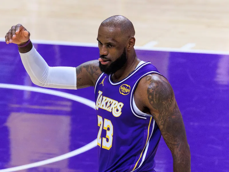Los Lakers hunden a los Mavericks con un triple-doble histórico de LeBron James