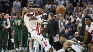 El cabreo de Antetokounmpo durante la entrevista post partido