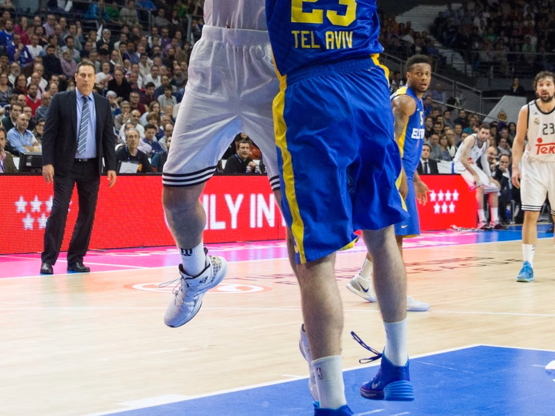 Reyes y Carroll lideran al Madrid en su venganza contra el Maccabi (86-75)