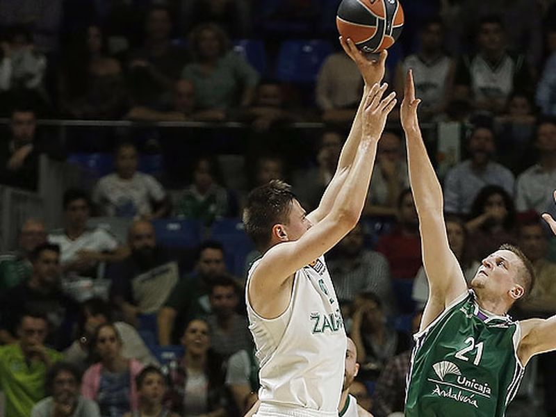 Unicaja primero desesperó, luego remontó y al final cayó ante Zalgiris (83-85)
