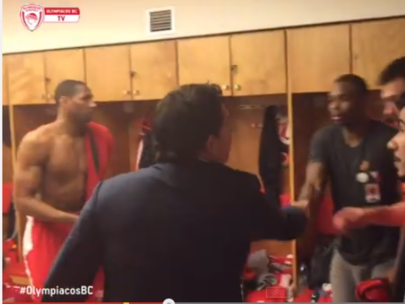 Saber perder: Xavi Pascual felicita a Olympiacos en su vestuario