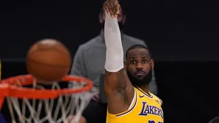 LeBron James extiende su contrato dos años más con Lakers