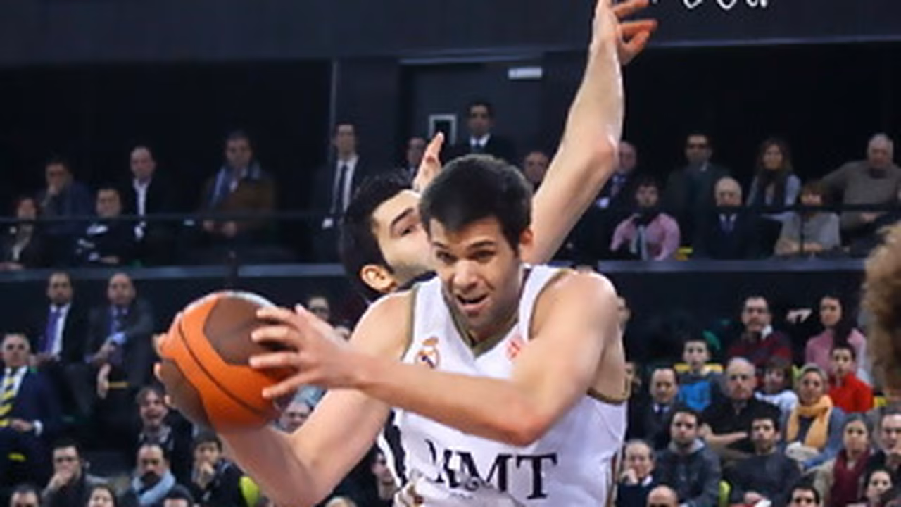 Reyes lo prepara y Mirotic da el primer match ball al Madrid (72-84)